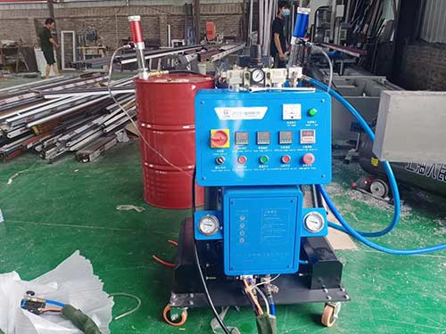 斷橋鋁門窗內(nèi)部填充物 聚氨酯泡沫(圖2) Q2600D斷橋鋁門窗內(nèi)部填充聚氨酯噴涂發(fā)泡機
